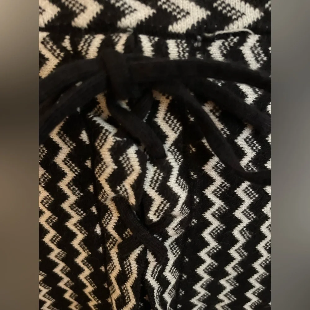 Candie’s black & white chevron stripe sweater mini skirt w/lace-up detail. Sz XS - Picture 2 of 7